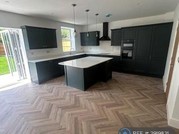 4 bedroom detached house to rent