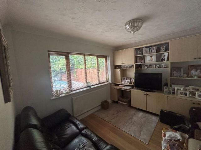 4 bedroom detached house to rent
