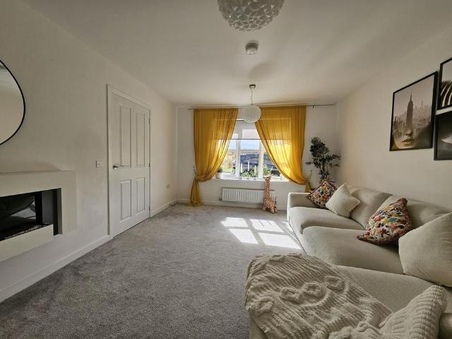 4 bedroom detached house to rent
