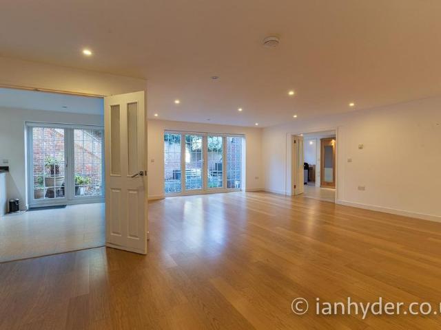 4 bedroom detached house to rent