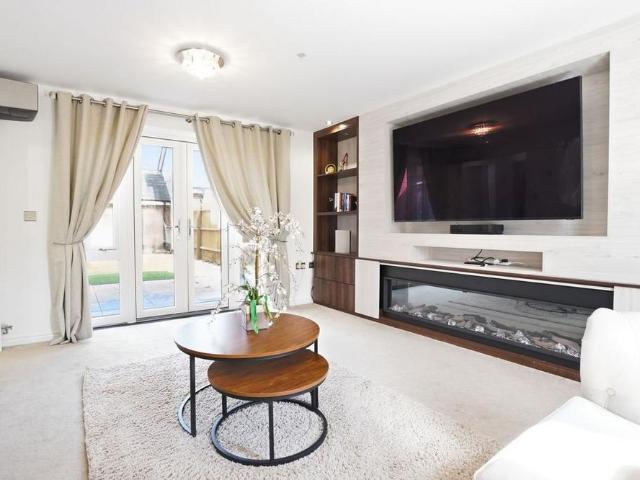 4 bedroom detached house to rent