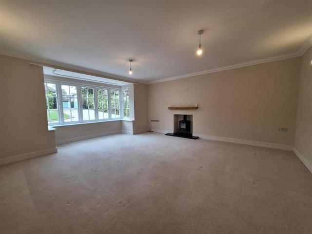 4 bedroom detached house to rent