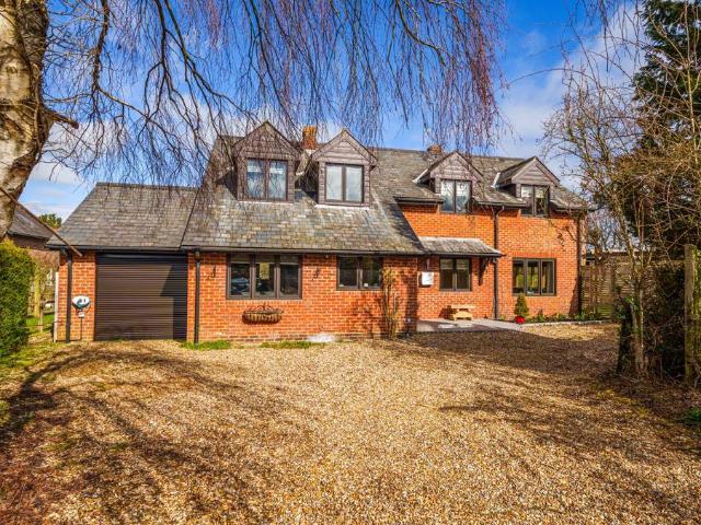 4 bedroom detached house to rent