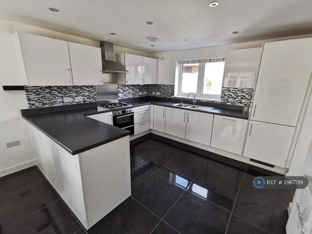 4 bedroom detached house to rent