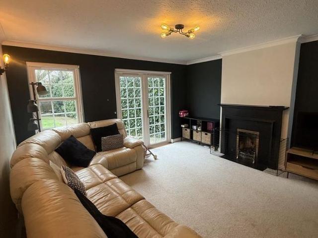 4 bedroom detached house to rent