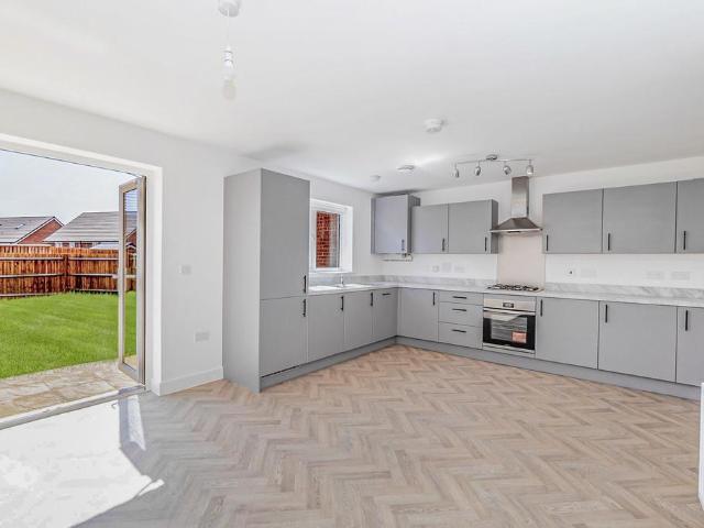 4 bedroom detached house to rent