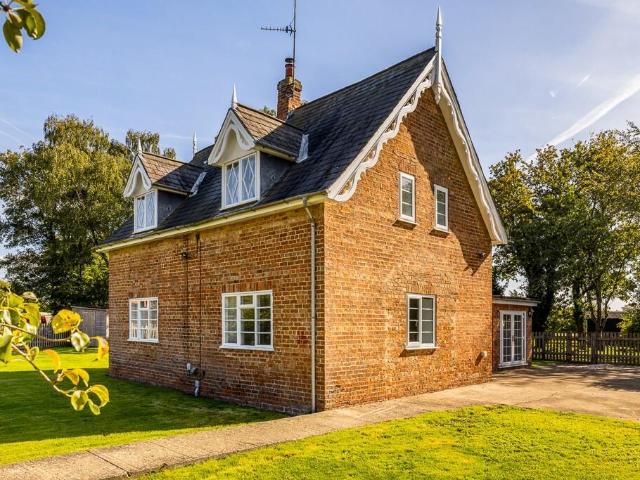 4 bedroom detached house to rent