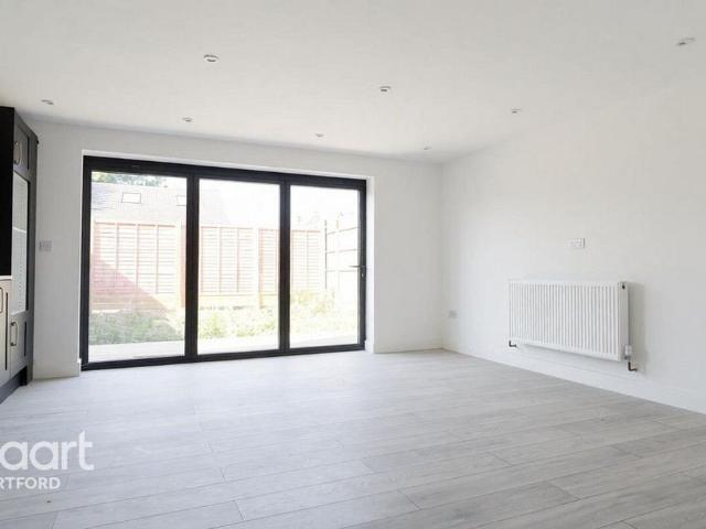 4 bedroom detached house to rent