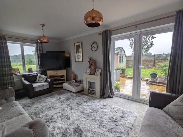 4 bedroom detached house to rent