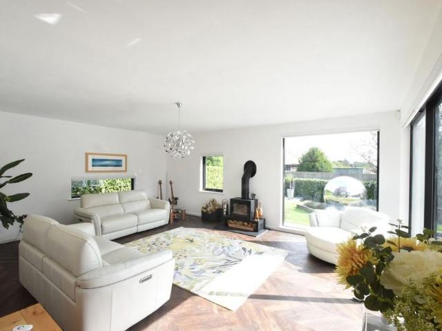 4 bedroom detached house to rent