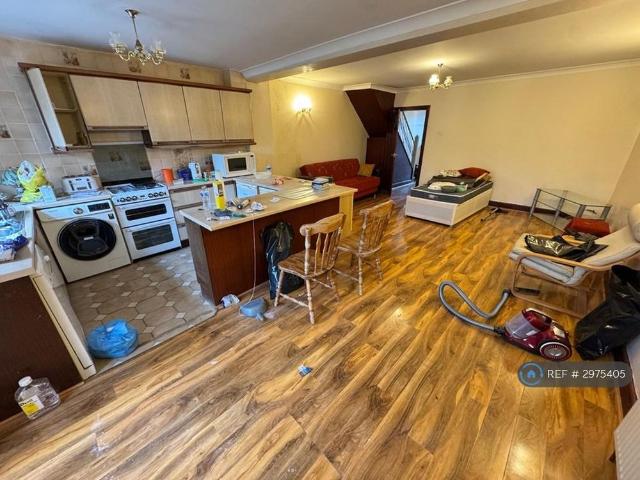 4 bedroom detached house to rent