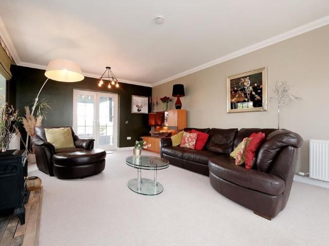 4 bedroom detached house to rent