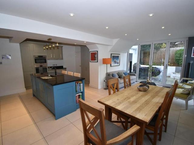 4 bedroom detached house to rent