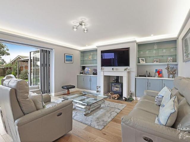 4 bedroom detached house to rent