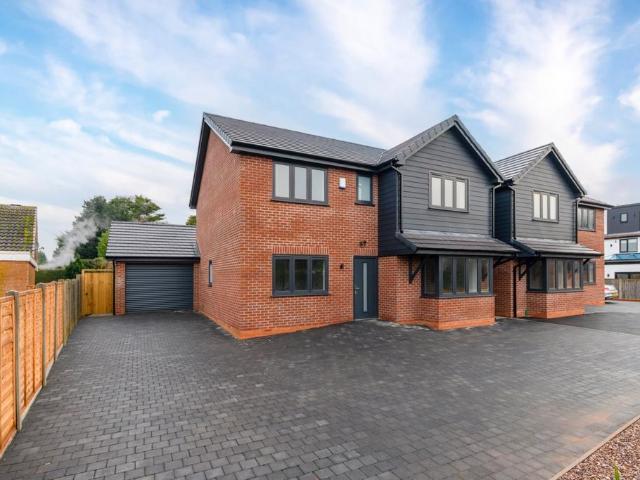4 bedroom detached house to rent