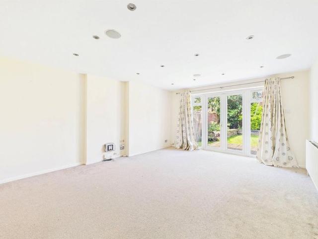 4 bedroom detached house to rent