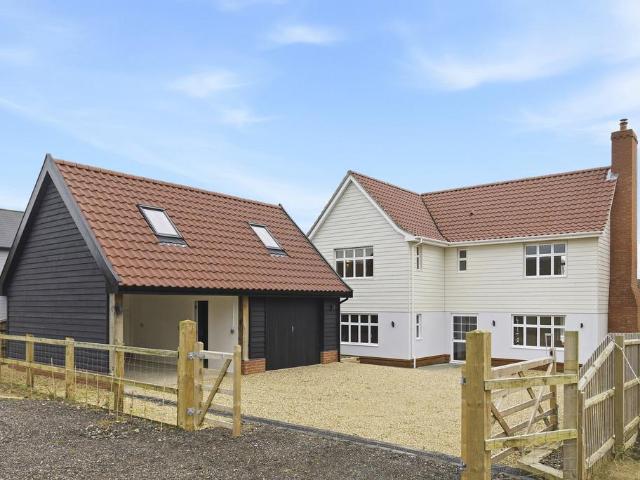 4 bedroom detached house to rent