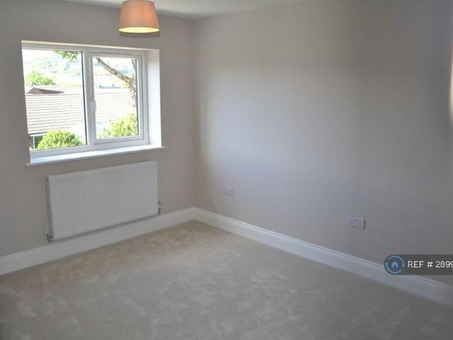 4 bedroom detached house to rent