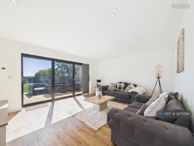 4 bedroom detached house to rent