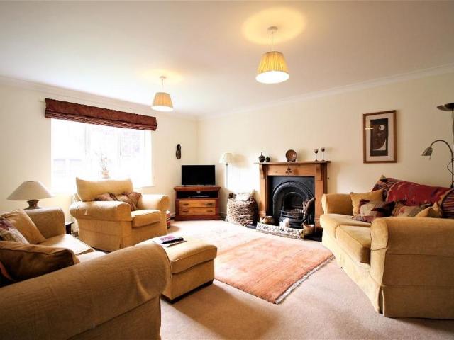 4 bedroom detached house to rent