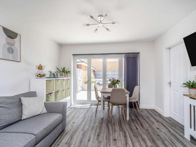 4 bedroom detached house to rent