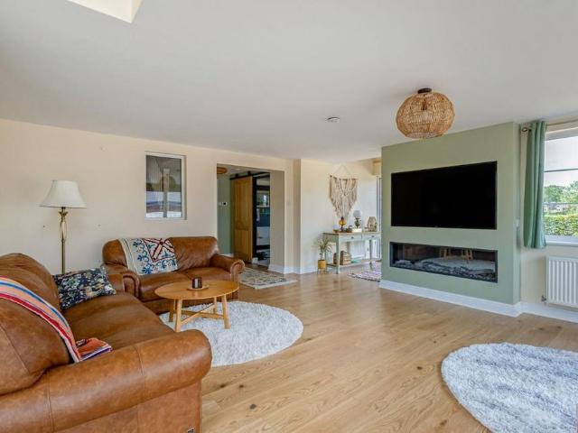 4 bedroom detached house to rent