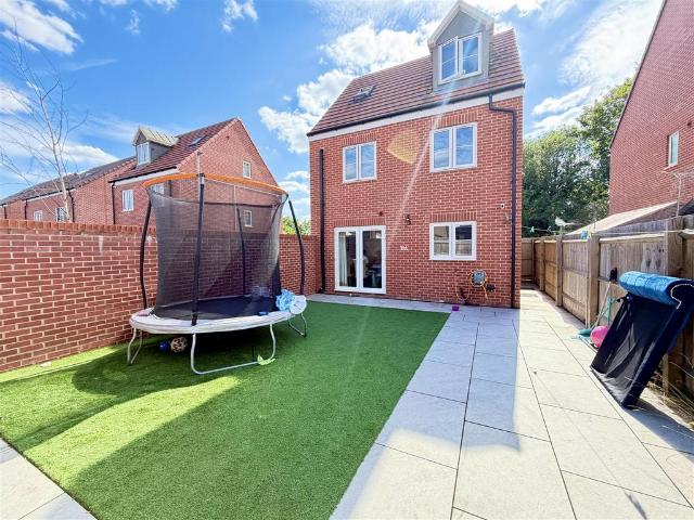 4 bedroom detached house to rent