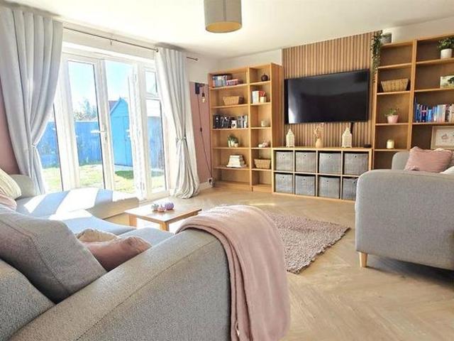 4 bedroom detached house to rent