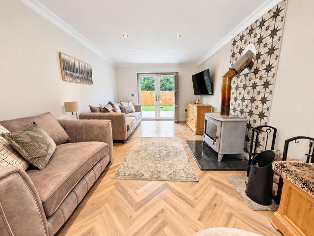 4 bedroom detached house to rent