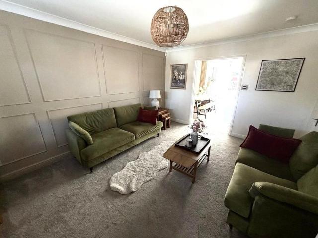 4 bedroom detached house to rent