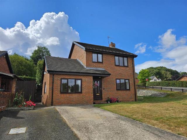 4 bedroom detached house to rent
