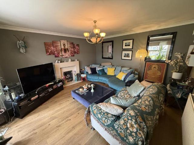 4 bedroom detached house to rent