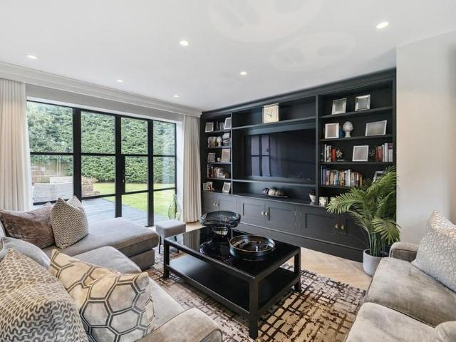4 bedroom detached house to rent