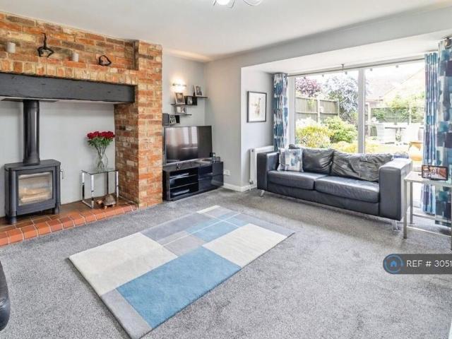 4 bedroom detached house to rent