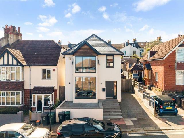 4 bedroom detached house to rent