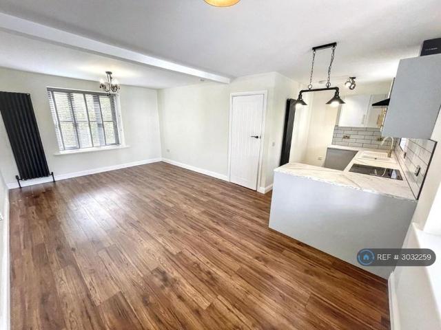 4 bedroom detached house to rent