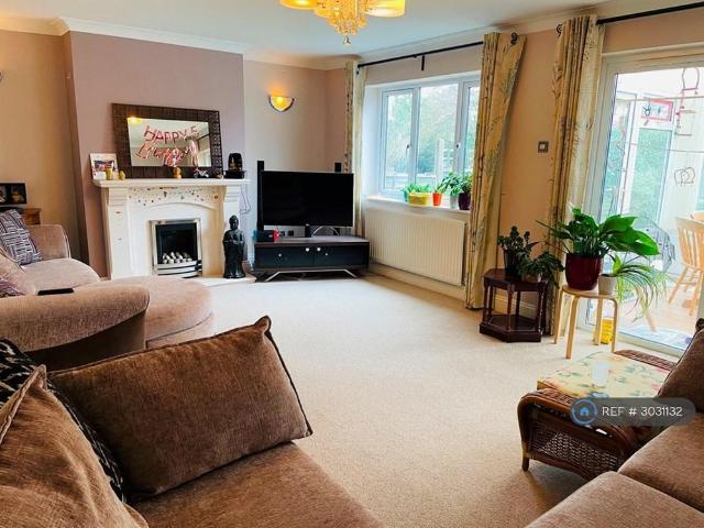 4 bedroom detached house to rent