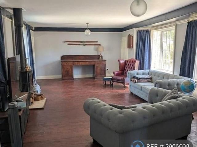 4 bedroom detached house to rent