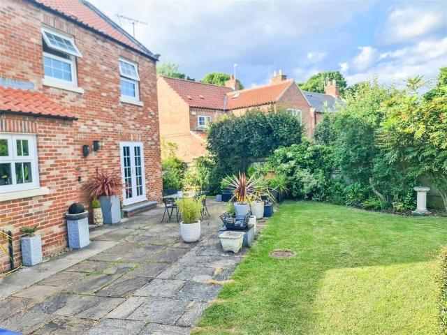 4 bedroom detached house to rent