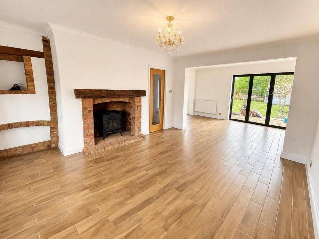 4 bedroom detached house to rent
