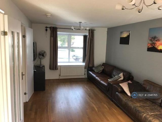4 bedroom detached house to rent