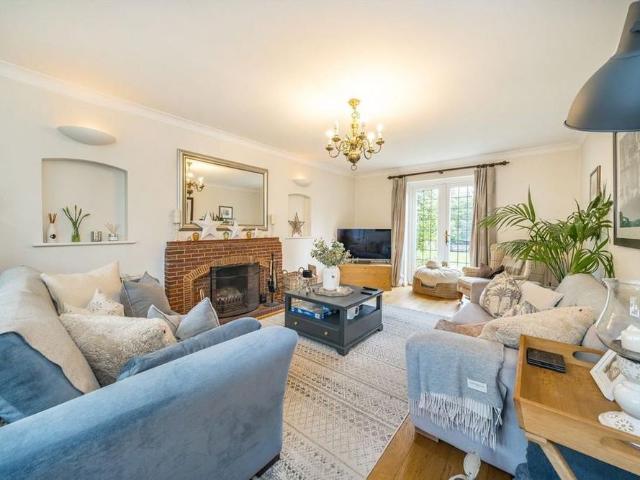 4 bedroom detached house to rent