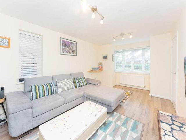 4 bedroom detached house to rent