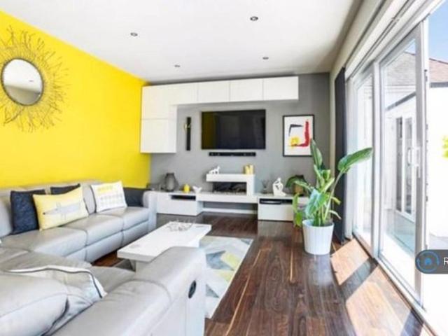 4 bedroom detached house to rent