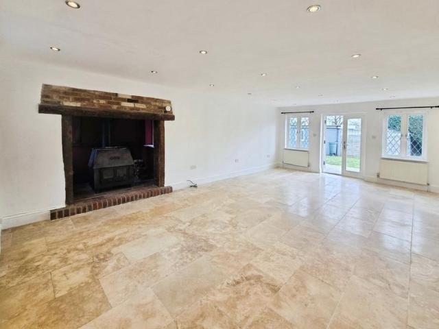 4 bedroom detached house to rent