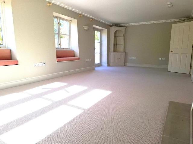 4 bedroom detached house to rent
