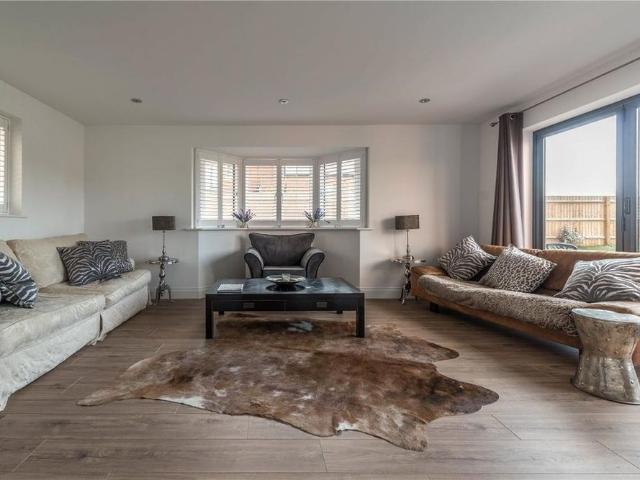 4 bedroom detached house to rent