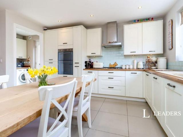 4 bedroom detached house to rent