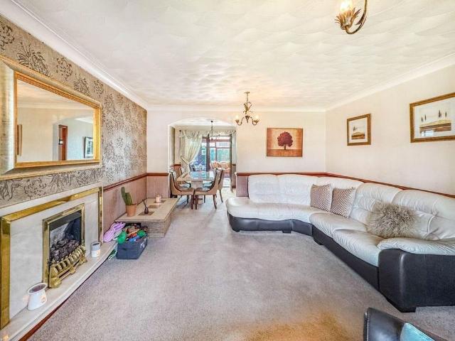 4 bedroom detached house to rent