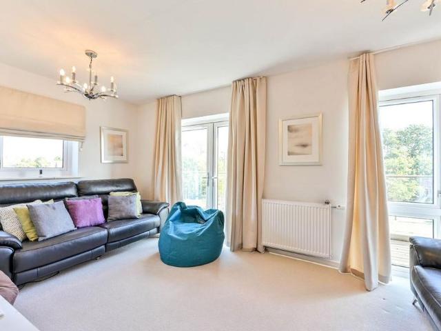 4 bedroom detached house to rent